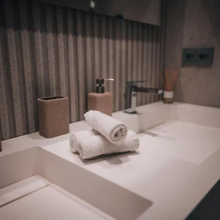 Апартаменти Luxury Beachfront Heated Pool & & Gymehhouse Естепона